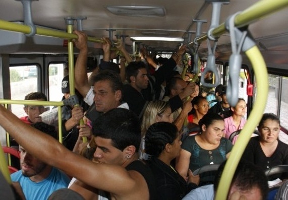 onibus-pimentas-lotado