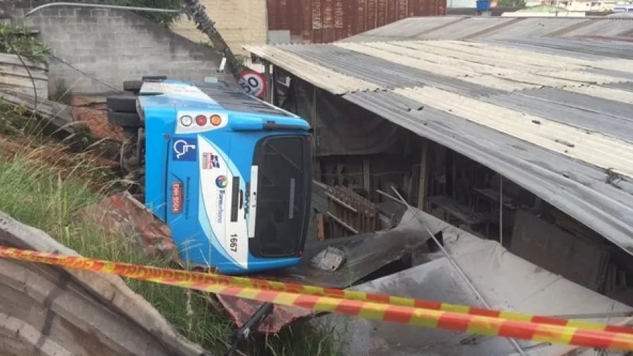 tomba-onibus-guarulhos