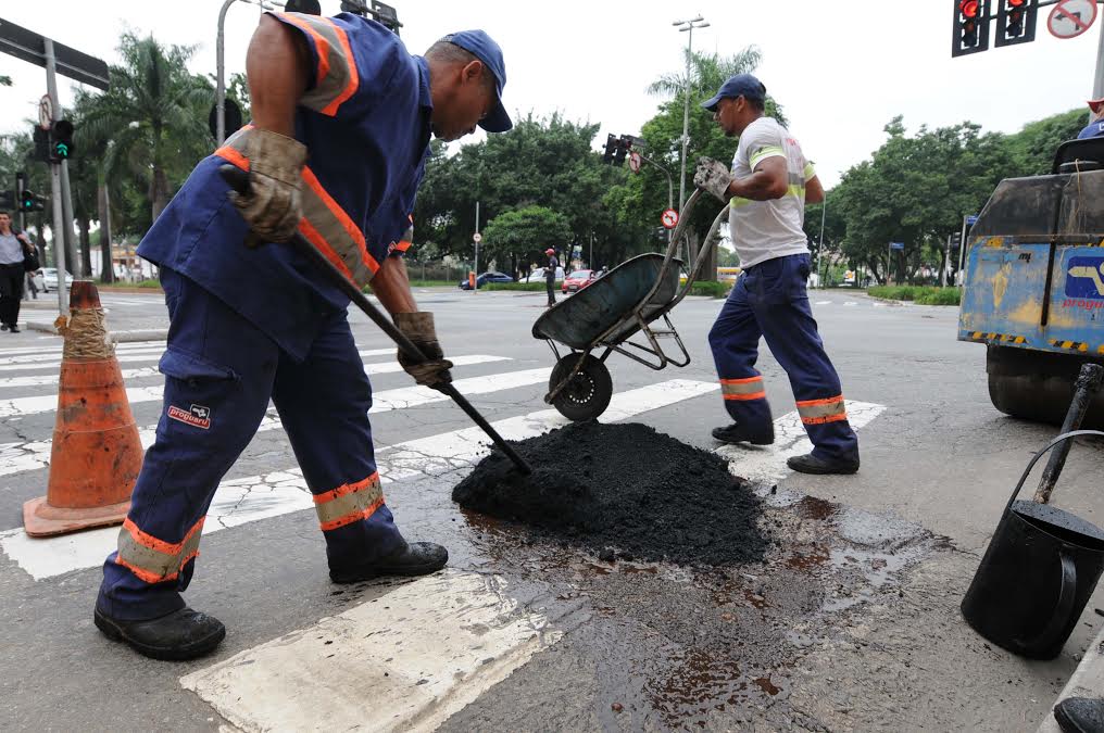 Assunto: Tapa Buraco ProguaruLocal: Tiradentes Praça Parque Centenário Data: 03.12.2015Foto: Fabio Nunes Teixeira