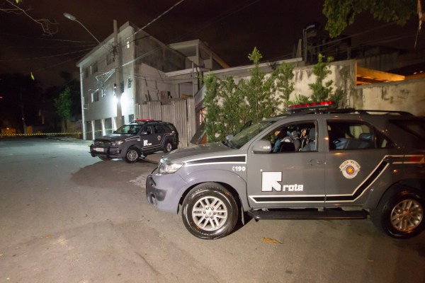 O confronto entre Pms das Rondas Ostensivas Tobias de Aguiar e os dois traficantes ocorreu no início da noite desta terça-feira. A equipe recebeu denúncia anônima, sobre uma residência que serviria como depósito de armas e drogas, e decidiu averiguar. Ao chegar ao endereço, na Rua Anna Muggiasco Marcondes, número 52, no Jardim Paulista, os policiais foram recebidos a tiros. Eles revidaram e, no confronto, os dois desconhecidos que estavam no local acabaram baleados. Os suspeitos, identificados como Eldon Bruno Barbosa Brito, de 30 anos, e Jonas de Faro, de 34, morreram antes que o resgate fosse acionado. Com eles, foram apreendidos um revólver calibre 38 e uma pistola 9 milímetros. Nenhum dos Pms ficou ferido no tiroteio. Em buscas pela casa, os policiais encontraram, em um bunker, na sala, 50 quilos de pasta base de cocaína e uma escopeta calibre 12. Uma equipe do DHPP, o Departamento de Homicídios e Proteção à Pessoa, assumiu as investigações.(Nivaldo Lima/Futura Press)