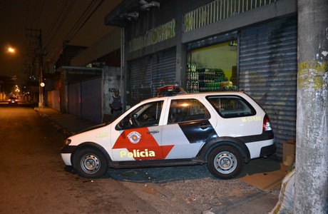 SP - PM/BALEADO/GUARULHOS - GERAL - Vista da distribuidora de bebidas onde um colega do 15º Batalhão foi baleado na cabeça durante uma tentativa de assalto ao estabelecimento, no bairro Itapegica, em Guarulhos, na tarde desta quinta-feira. O PM, que estava à paisana teria reagido ao roubo. Ele foi encaminhado ao Pronto Socorro Padre Bento. 25/10/2012 - Foto: N. RODRIGUES/ESTADÃO CONTEÚDO