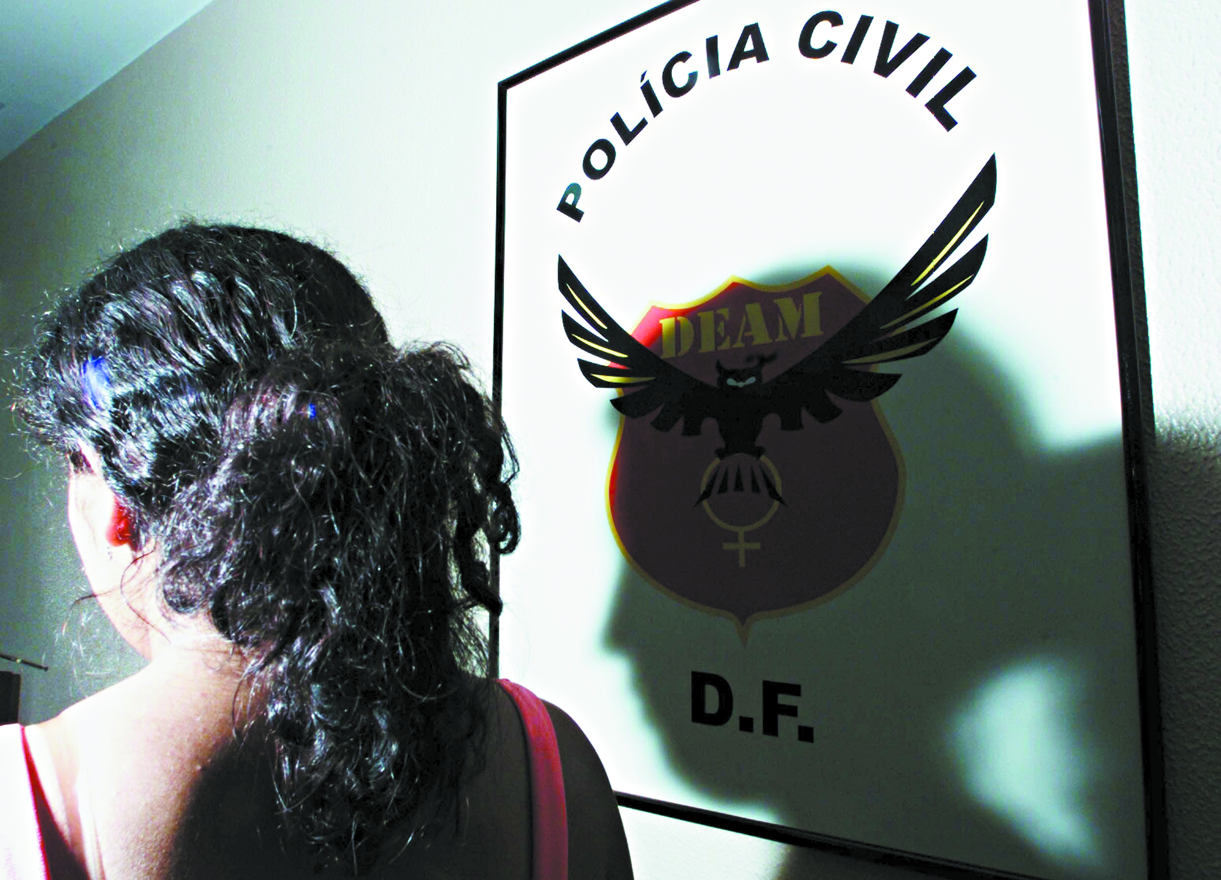 Mulher de 29 anos, moradora de Luzi√¢nia (GO), v√≠tima de viol√™ncia dom√©stica. Ela est√° na Delegacia Especial de Atendimento √† Mulher, em Bras√≠lia (DF), para denunciar a agress√£o que sofreu em casa. (Bras√≠lia, DF, 26.04.2002, 17h00. Foto de Alan Marques/Folhapress)