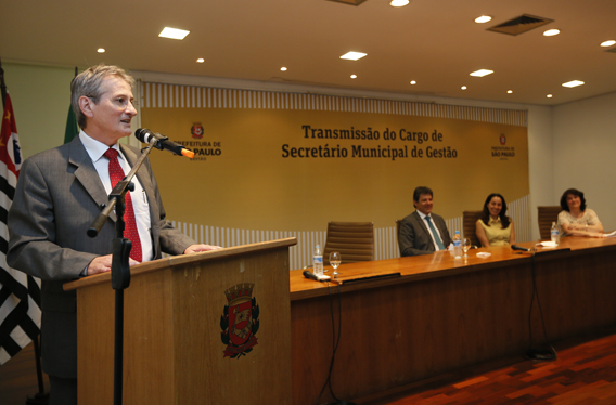 São Paulo 2015-03-04 Solenidade de Transmissão do Cargo de Secretário Municipal de Gestão ao Senhor Valter Correia da Silva Sr. FERNANDO HADDAD, Prefeito de São Paulo; Sra. NÁDIA CAMPEÃO, Vice- Prefeita de São Paulo Sr. VALTER CORREIA DA SILVA, Secretário Municipal de Gestão, que assume o cargo; Sra. LEDA PAULANI, Secretária Municipal de Gestão, que deixa o cargo. Foto Cesar Ogata / SECOM