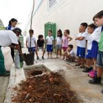 criancas-plantando-arvores (1)