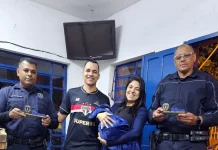 GCMs de Guarulhos salvam bebê com manobra de desengasgo e recebem homenagem