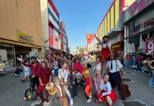 Artistas da Escola Viva de Artes Cênicas de Guarulhos levam arte da palhaçaria para as ruas do Centro
