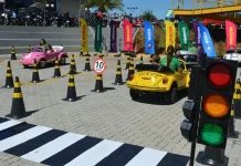 Formação de futuros condutores: crianças recebem aulas de direção em minicidade instalada no Parque Dream Car de São Roque (SP)