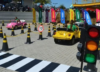 Formação de futuros condutores: crianças recebem aulas de direção em minicidade instalada no Parque Dream Car de São Roque (SP)