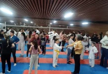 Aula de karatê em homenagem às mães reúne dezenas de famílias no CEU Pimentas