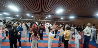 Aula de karatê em homenagem às mães reúne dezenas de famílias no CEU Pimentas