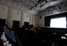 Teatro Padre Bento recebe sessão gratuita de cinema com filme surpresa revelado na hora