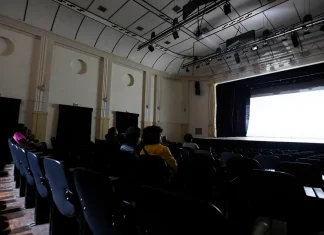 Teatro Padre Bento recebe sessão gratuita de cinema com filme surpresa revelado na hora