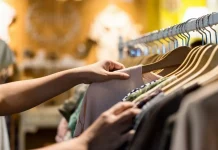 Oficina gratuita ensina customização de roupas para brechó em Guarulhos